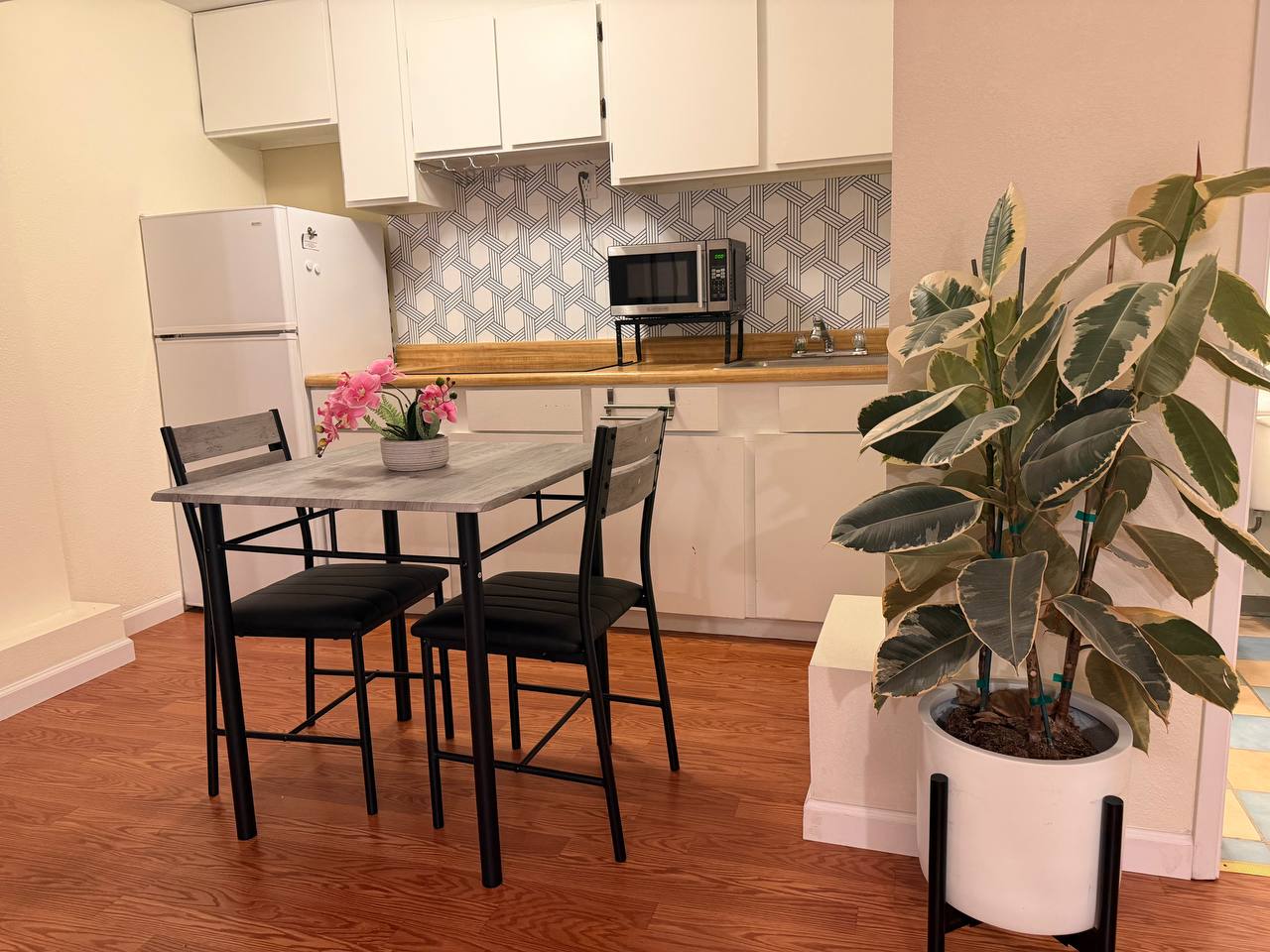 Furnished Private Suite w/ Full Bath & Kitchenette – Inner Richmond in San Francisco — photo 4