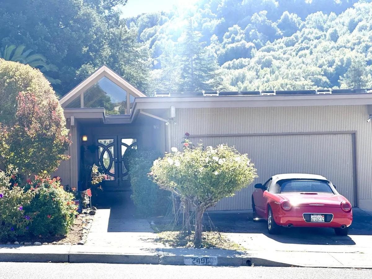 Fully furnished 3-room suite in private home with heated pool in Pinole