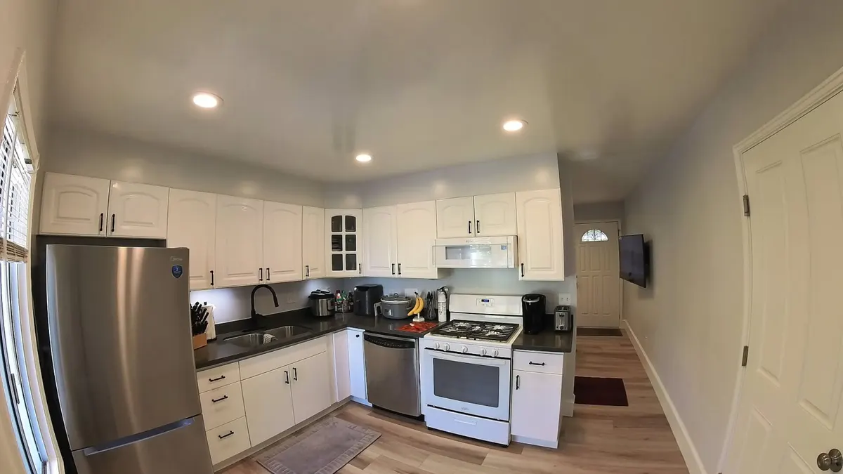 Spacious 3-Bedroom Bungalow Near Chevron Richmond Refinery — photo 2