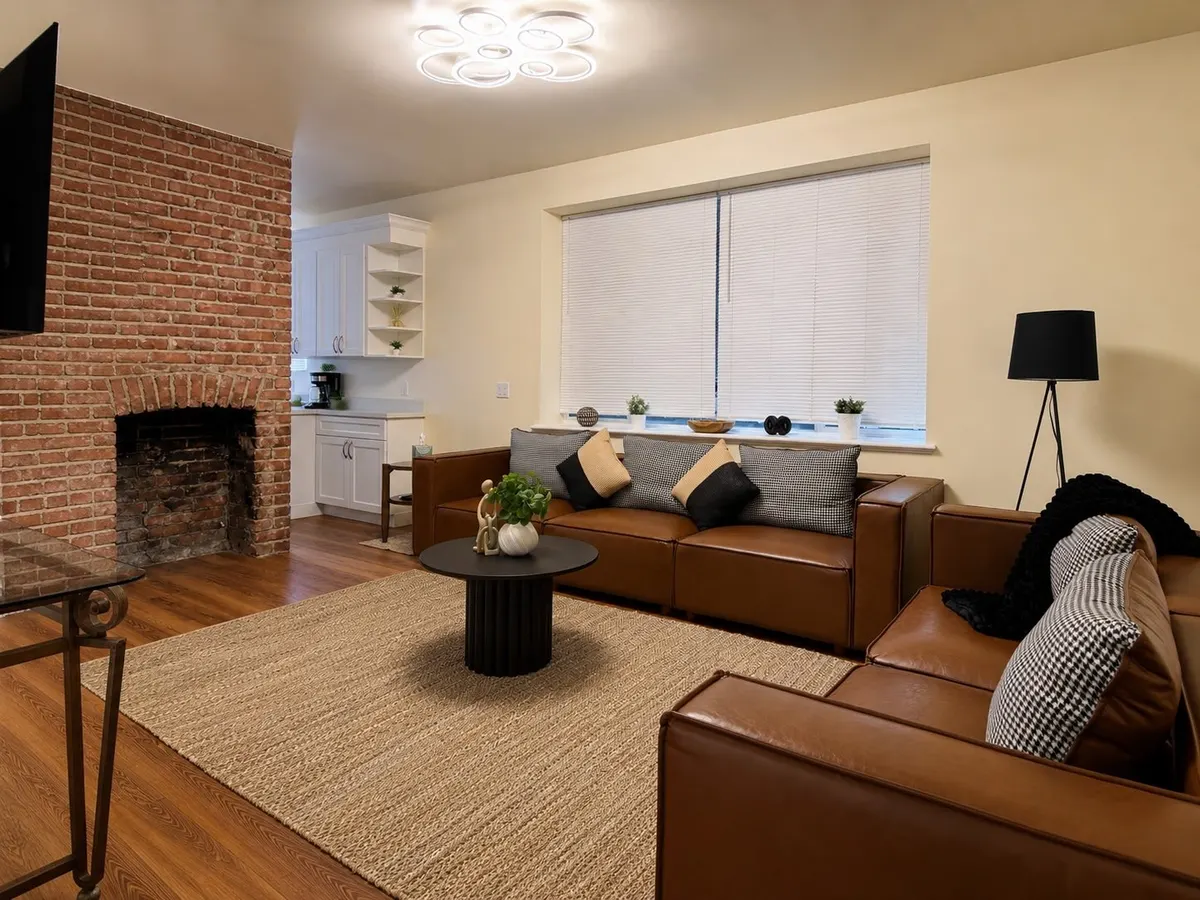 Stunning 6 Bedroom/2.5 Bath in Uptown in Oakland — photo 2