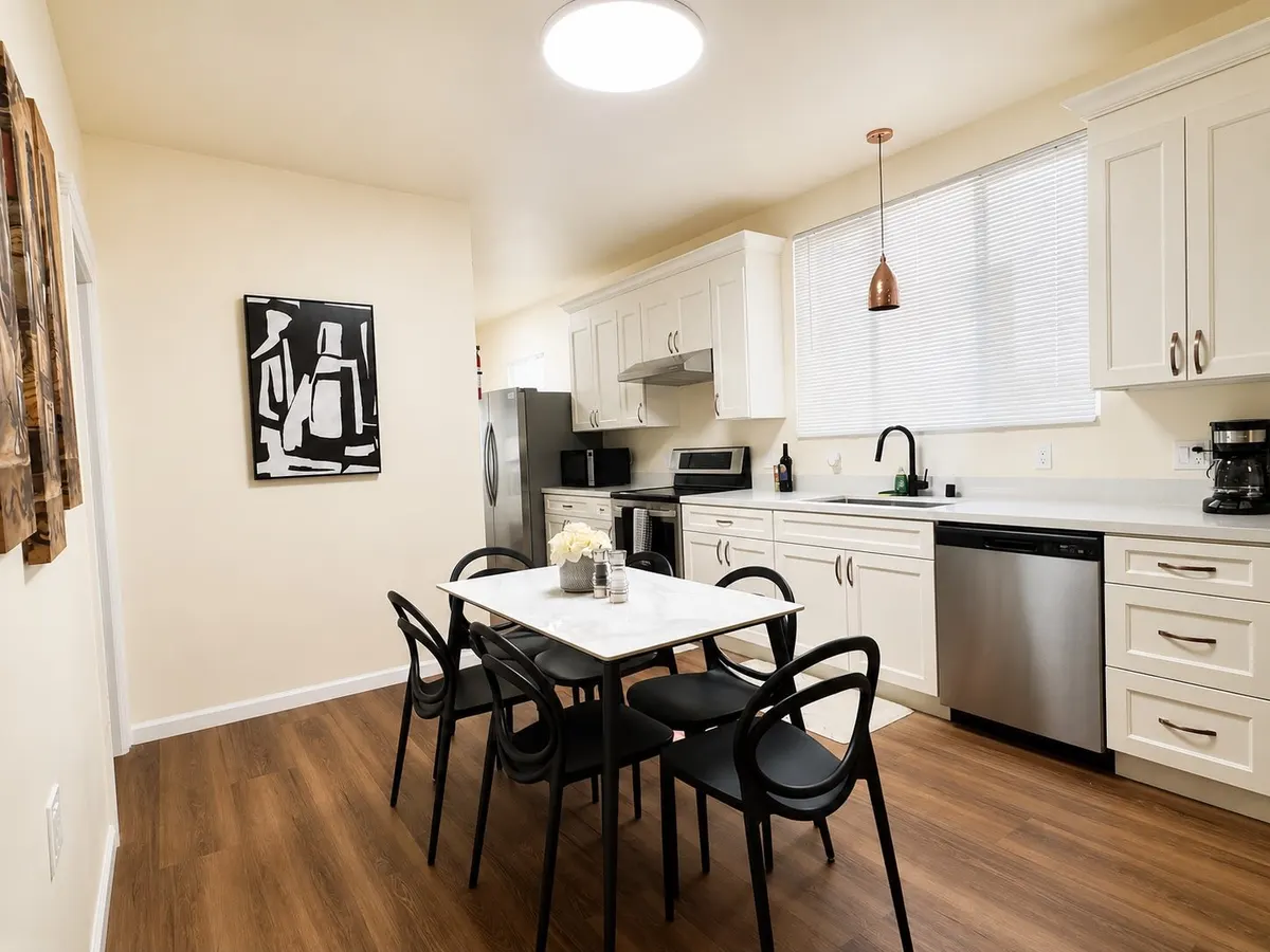 Stunning 6 Bedroom/2.5 Bath in Uptown in Oakland — photo 3